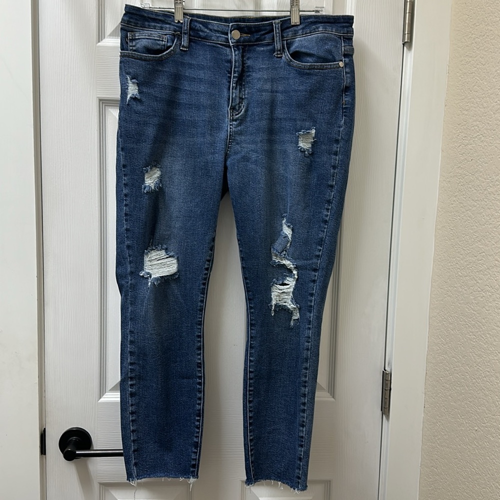 Judy Blue Relaxed Fit Distressed & Frayed Hem Jeans
